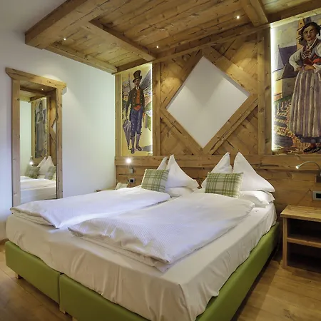 Azola Hotell Canazei